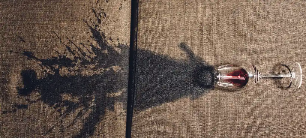 tache de vin sur canapé, comment retirer une tache de vin ? comment nettoyer une tache de vin ?